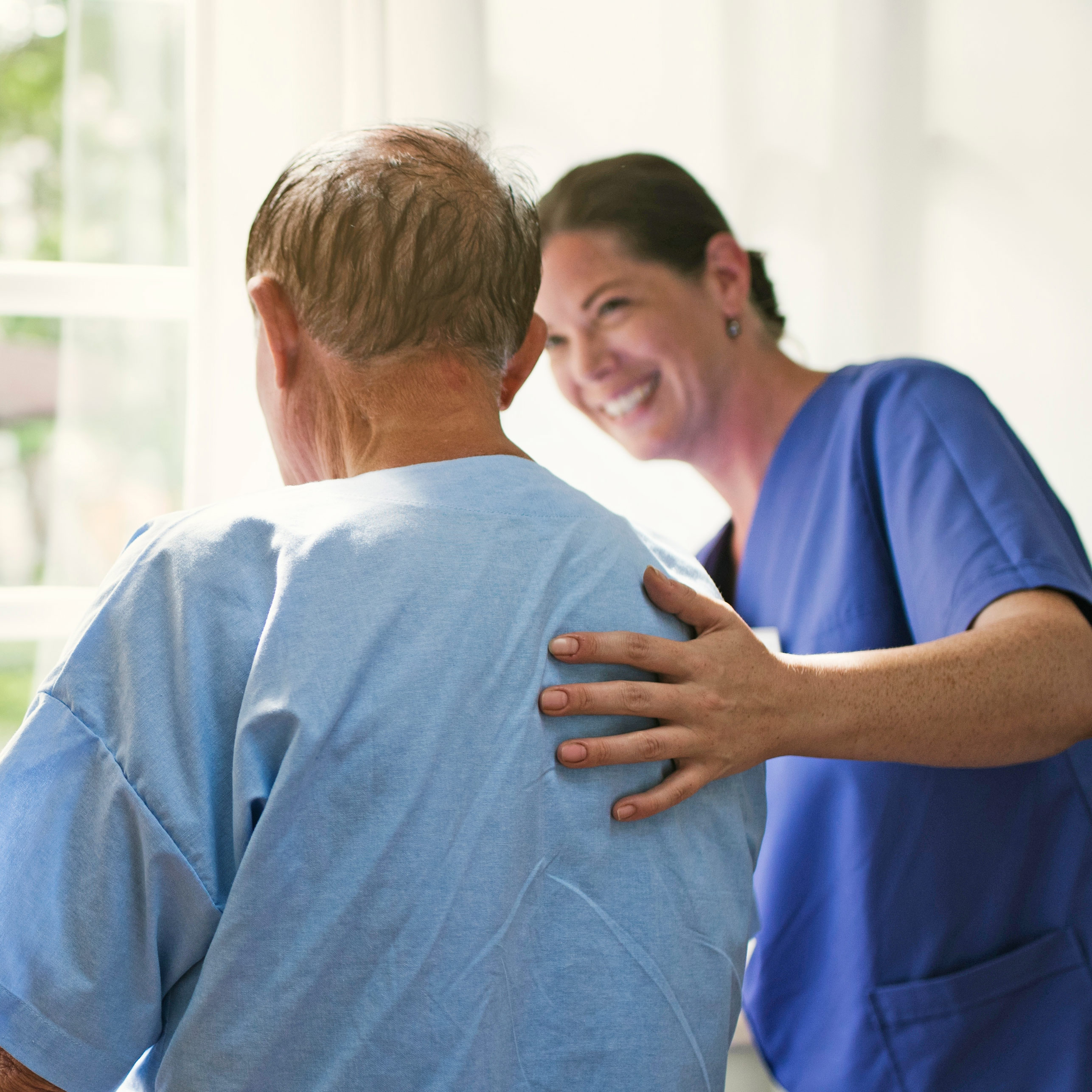 Pflegekraft bei der Arbeit