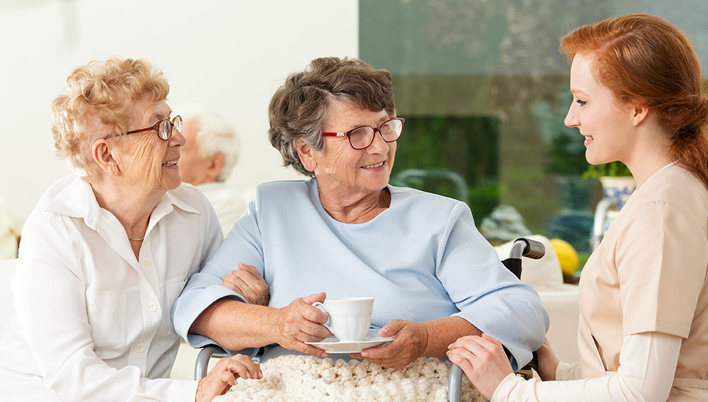 Älteres Paar wird betreut